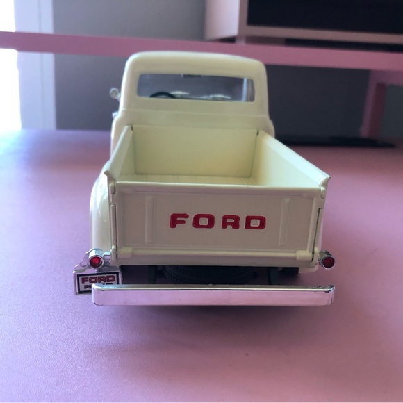 Used Road Tough 1953 Ford f100 1/18 Scale missing mirrors - Picture 2 of 6